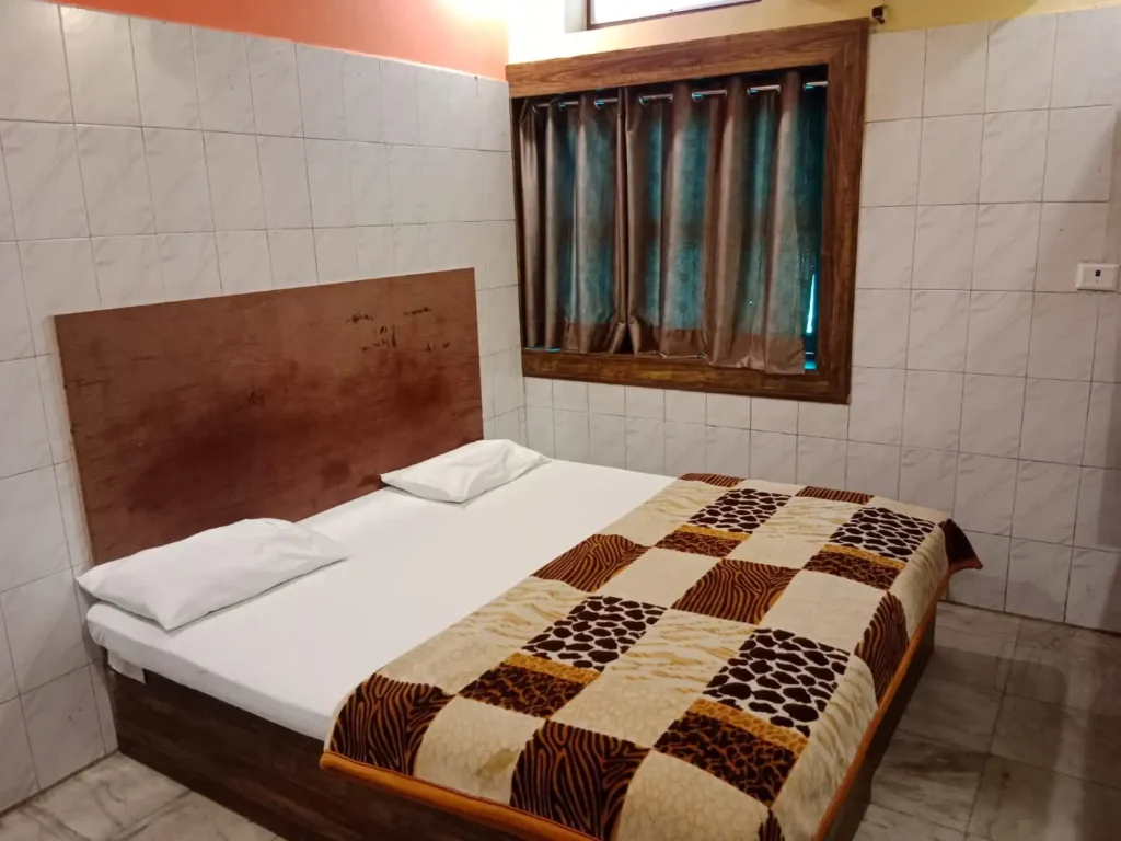 Gorakhpur hotel room low price near railway station